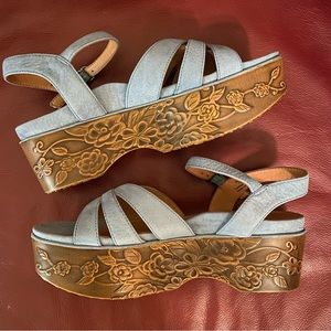 L'amour Des Pieds Platform (Light Indigo Nubuck) Women’s Sandals